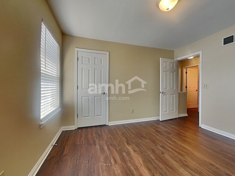 Building Photo - 8420 Stratford Ct