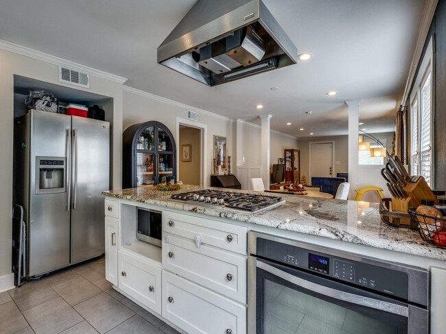 Building Photo - 6009 Ross Ave