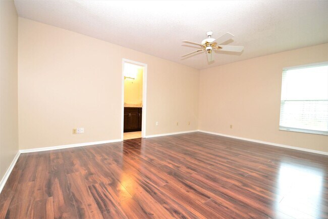Building Photo - Upgraded Oviedo Home - Screened porch, fenced back yard, wood floors