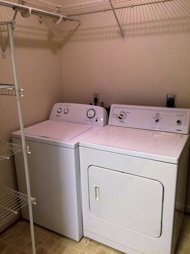 Building Photo - 2/2 Flat in Napier Oaks available August 1!