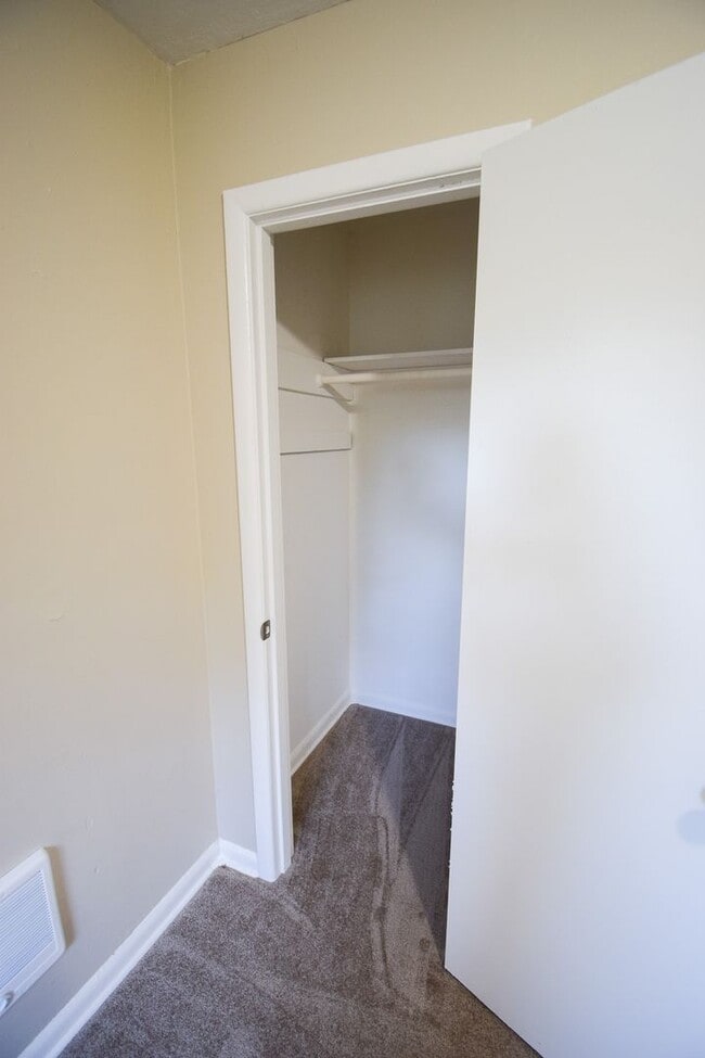 Building Photo - 3 Bedroom 1Bath House, Quiet neighborhood with park across the street