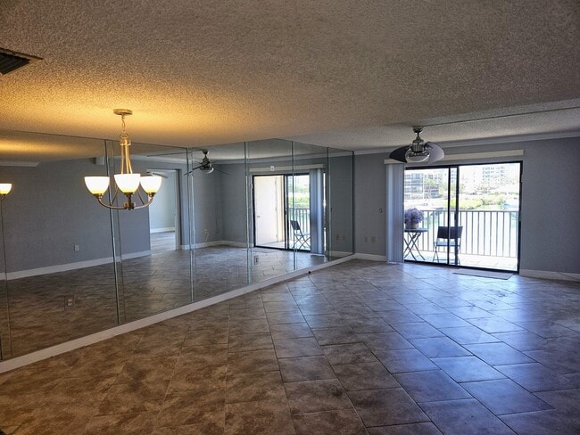 Building Photo - 7600 Sun Island Dr S