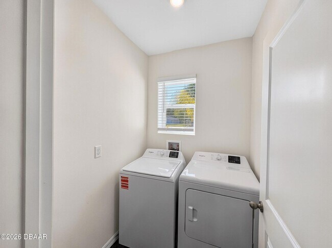 Building Photo - 982 Commons Wy