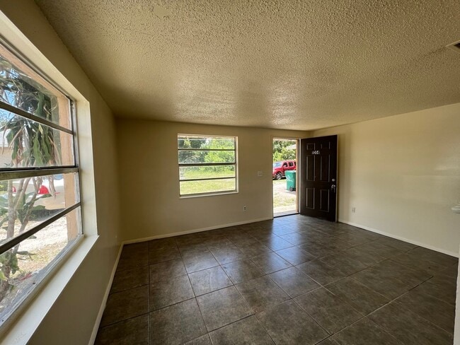 Building Photo - 2 bedroom 1 bath