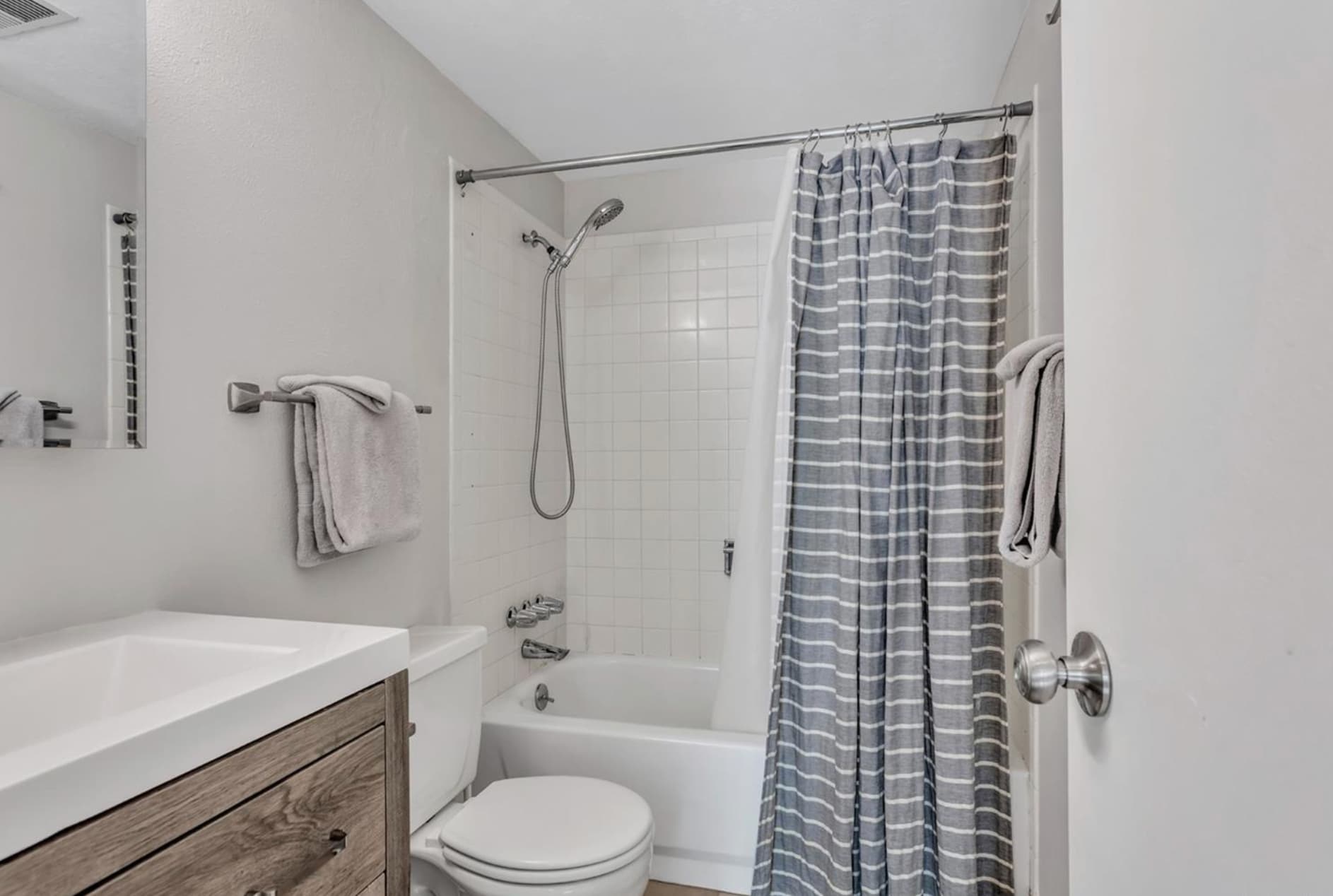 Building Photo - 1901 Clear Creek Dr