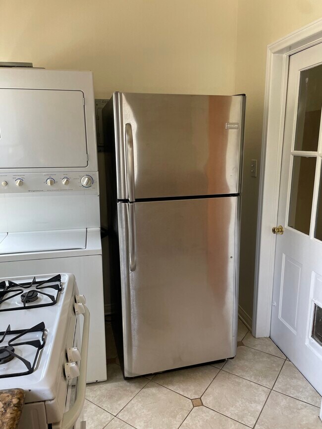 kitchen detail - 5906 San Vicente Blvd