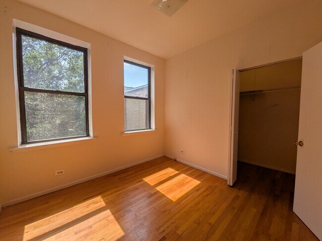 Building Photo - 3147 W Medill Ave