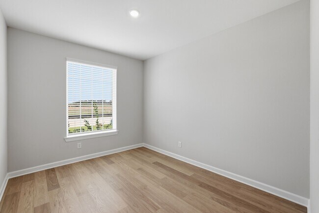 Building Photo - 3060 Sorrento Hl Dr