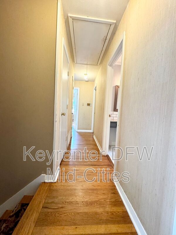 Building Photo - 2505 Crestview Cir