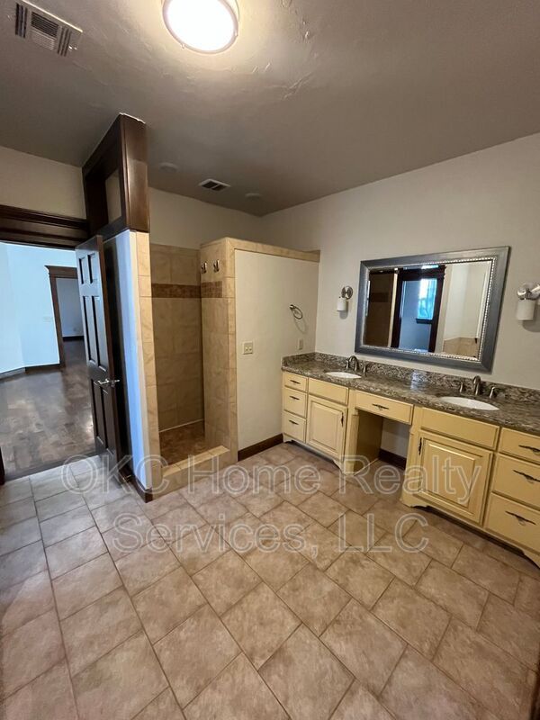 Building Photo - 1216 NW 190th Pl