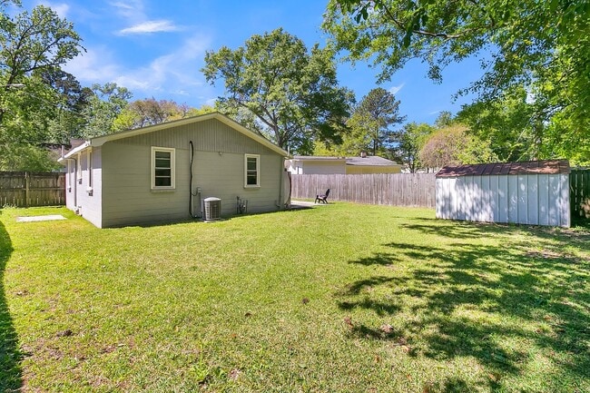 Building Photo - Charming West Ashley Bungalow