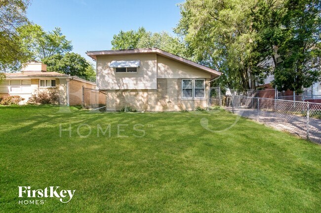 Building Photo - 2108 N Linden Ave