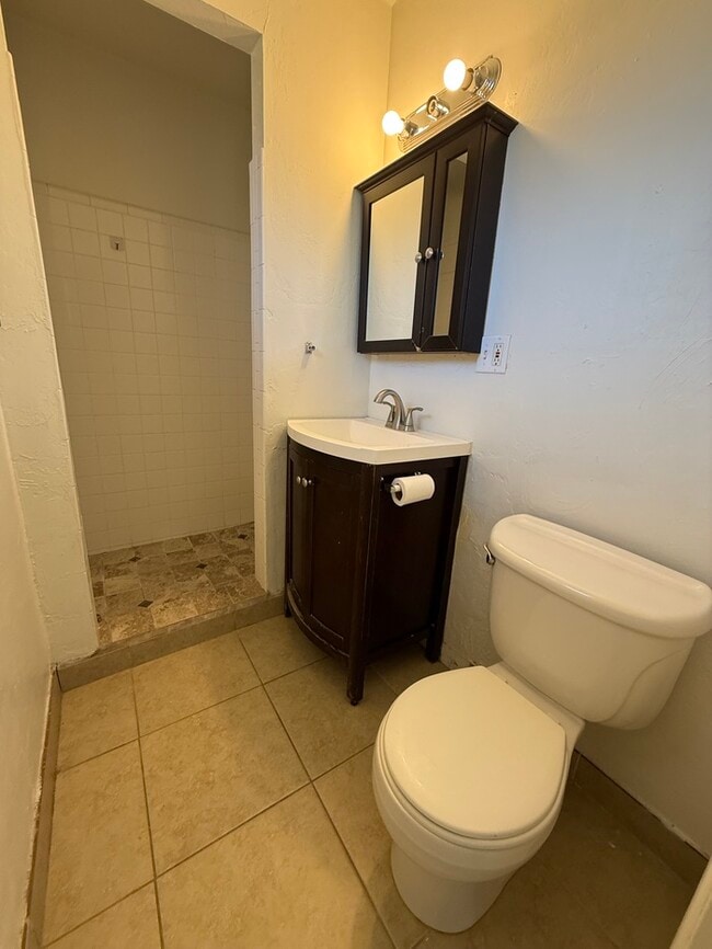 Building Photo - House For Rent