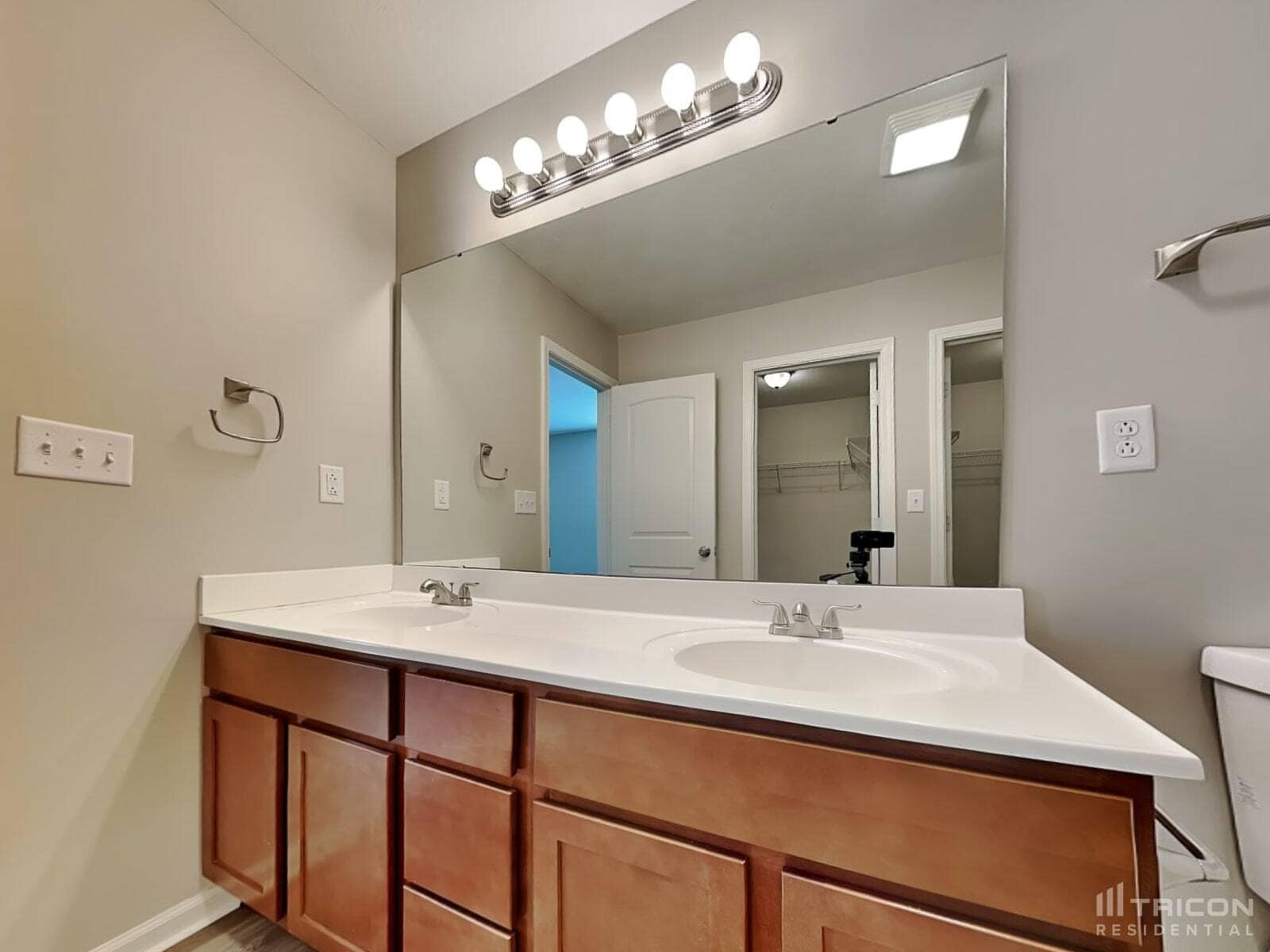 Building Photo - 906 W Clinton St