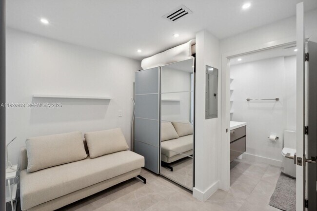 Building Photo - 999 SW 1st Ave