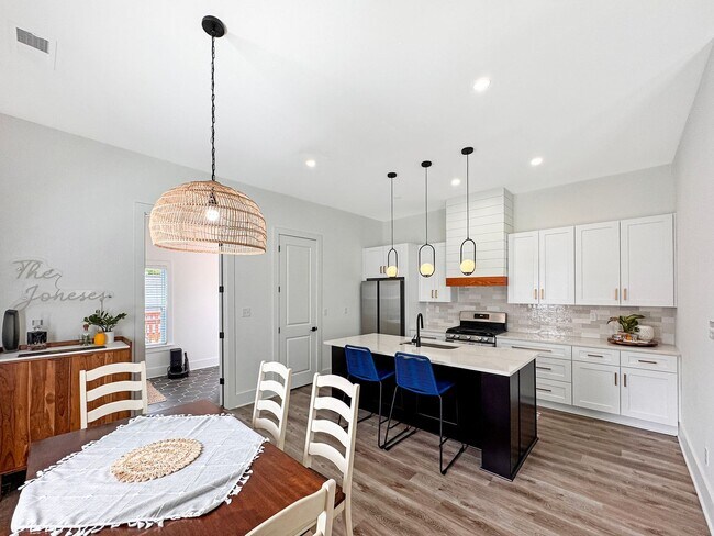 Building Photo - Newer Construction Meets Historic Cooper Young Charm • 5bd / 3ba