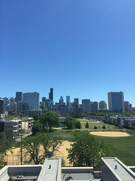 South View - 437 W Division St