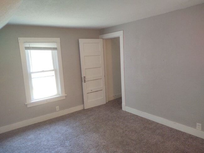 Building Photo - 3 Bedroom 1 Bathroom House W/ Bonus room &...