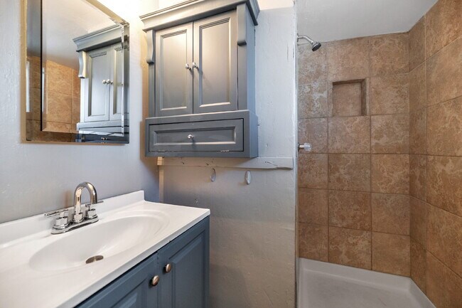 Building Photo - 2BR Unit with Private Backyard One Level