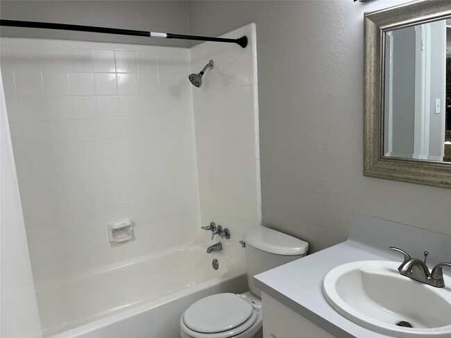 Building Photo - 2402 Fawnwood Ln