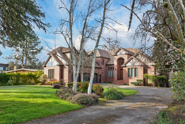 Building Photo - 1645 SE Oak Shore Ln