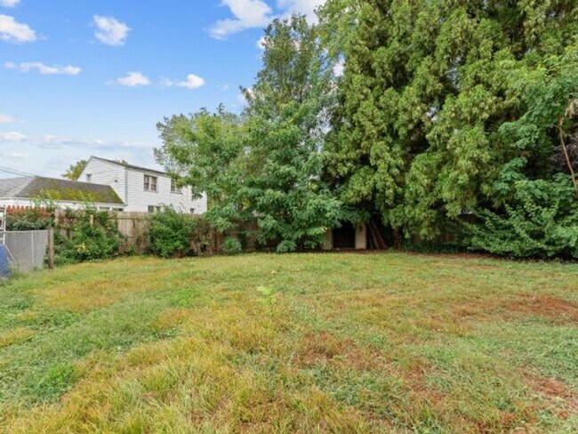 Building Photo - Beautifully Renovated 3-Bedroom, 1.5-Bath Home with Modern Kitchen & Driveway Parking in Mt. Ephr...