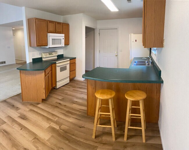 Building Photo - 3 bedroom/2 bathroom single family home!  ...