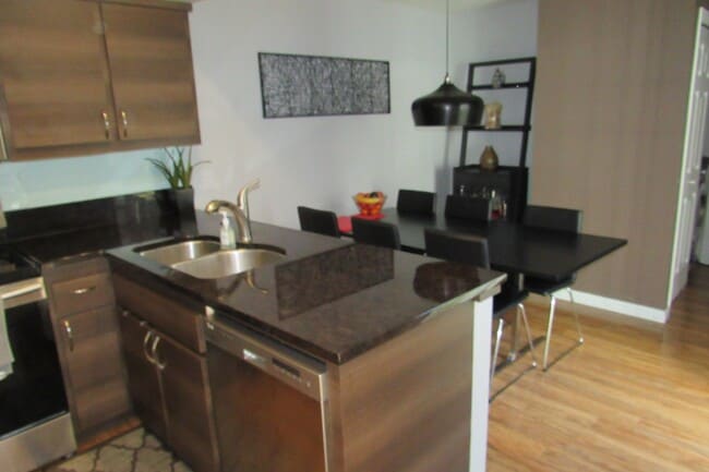 Building Photo - Beautiful 3 Bed/2.5 Bath Townhome