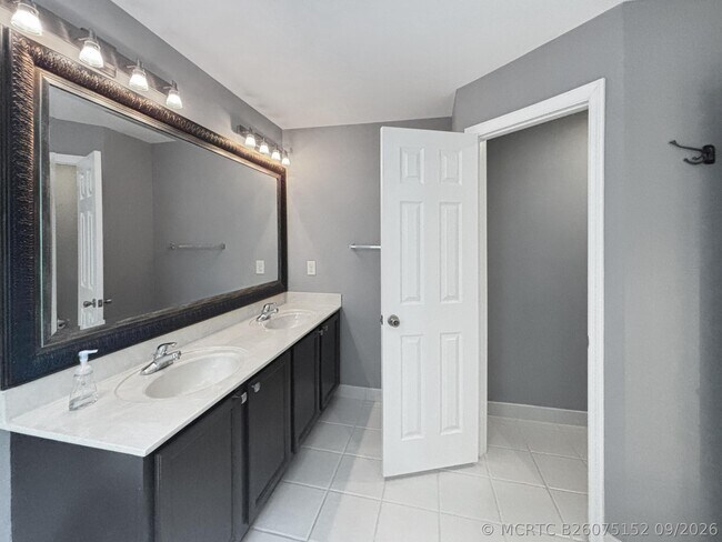 Building Photo - 4528 Thornwood Cir