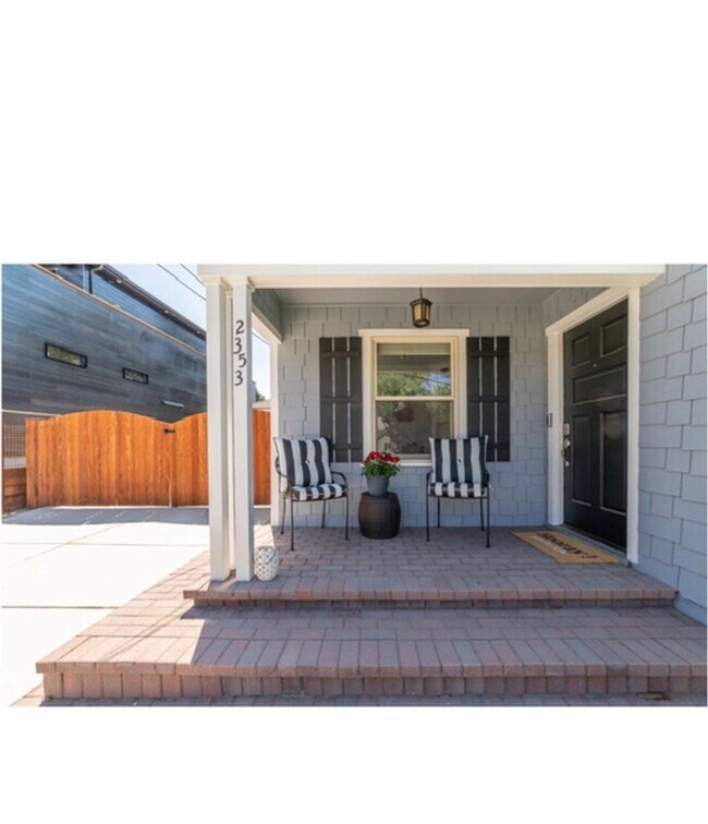 Building Photo - Remodeled and Furnished