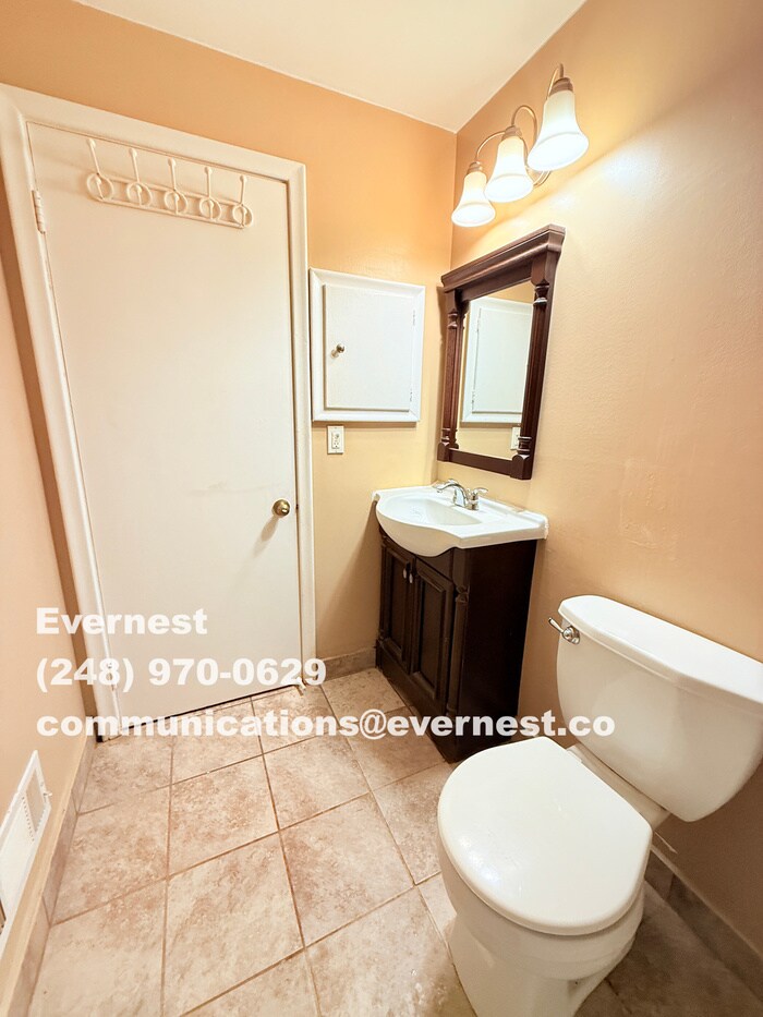 Building Photo - 17252 Sunnybrook Dr