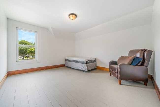 Building Photo - 1436 W Prospect Ave