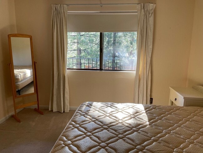 Building Photo - 2 bedroom condo with carport, pool and hot tub access