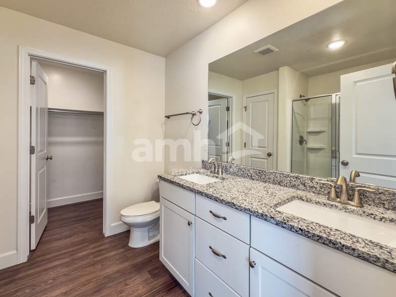 Building Photo - 1247 E Meadow Ranch Ln