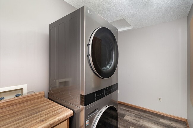 Building Photo - 2 Bed | 1 Bath Updated One Level Home