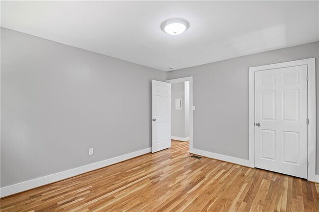 Building Photo - 2889 Macon Dr SE