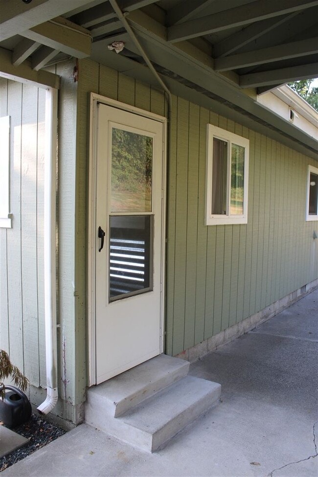 Building Photo - 4 Bedroom, 1 Bathroom Home in Bow!