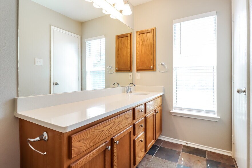 Building Photo - 1216 Sandpiper Dr