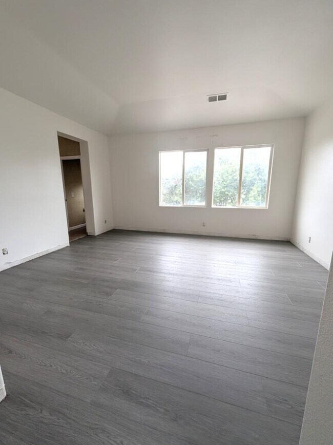 Building Photo - 1901 Oregano Way