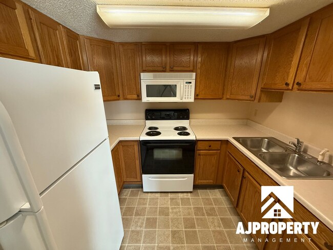 Building Photo - 812 Canyon Ave