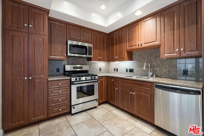 Building Photo - 851 N San Vicente Blvd