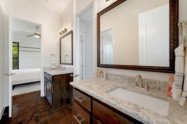 Building Photo - Spacious 4-Bed Oasis at this Canyon Lake Gem!