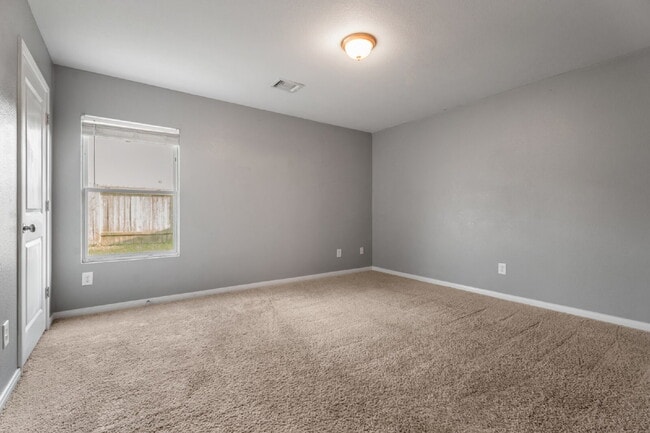 Building Photo - Your next home is waiting!
