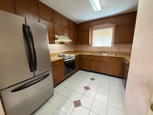 Building Photo - 460 Merlin Ct