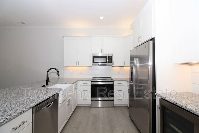 Building Photo - 209 Fairway Dr