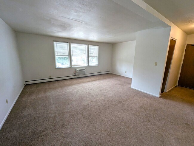 Building Photo - 2020 Pillsbury Ave