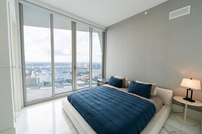 Building Photo - 16901 Collins Ave