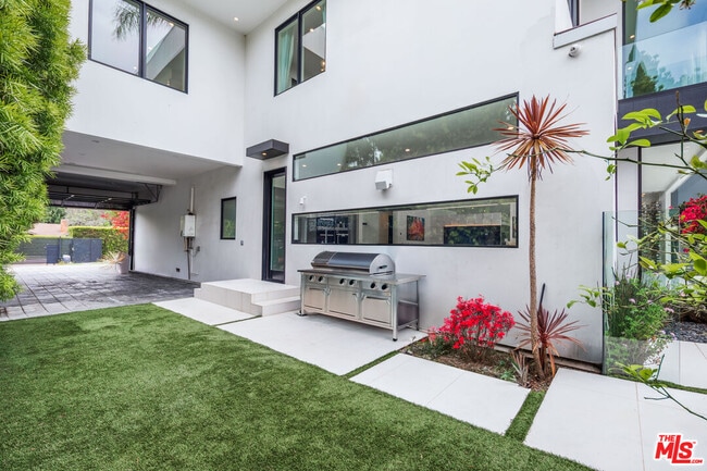 Building Photo - 511 N Rexford Dr