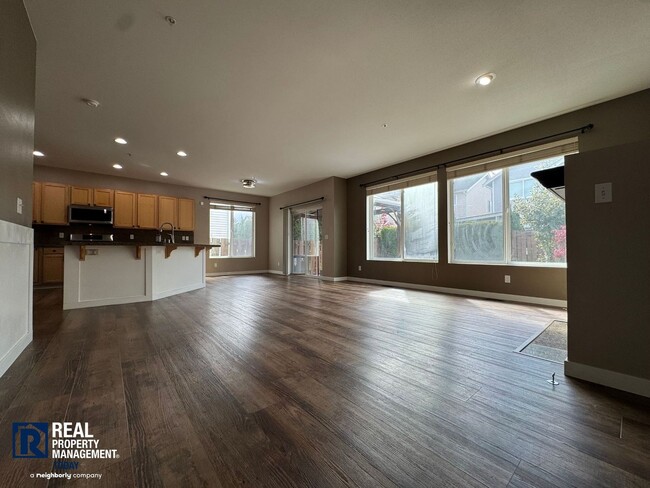 Building Photo - Spacious 5-Bedroom Home with 3-Car Garage & Fenced Yard in Kent!!