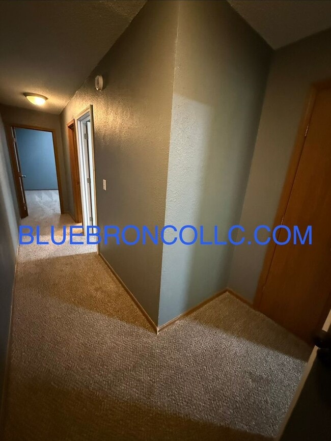 Building Photo - Spacious 3 bedroom townhome with attached 1 car garage